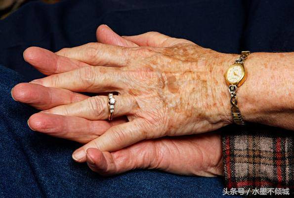 兒子突然回家「勸住養老院另有所圖」父母心寒　再次回去「一開門卻讓他懊悔萬分」