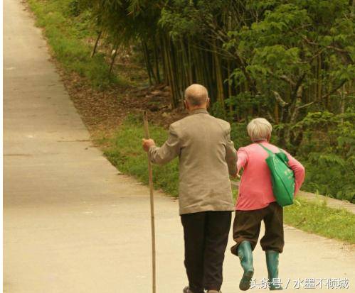 兒子突然回家「勸住養老院另有所圖」父母心寒　再次回去「一開門卻讓他懊悔萬分」