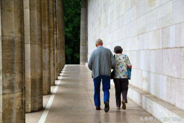兒子突然回家「勸住養老院另有所圖」父母心寒　再次回去「一開門卻讓他懊悔萬分」