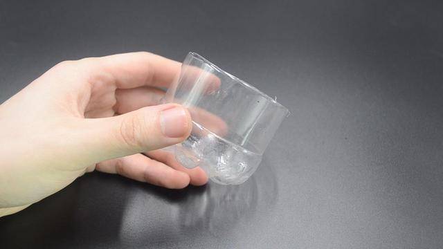 「寶特瓶上穿一根繩子」放在衛生間一年省下不少錢   儘快告知身邊人