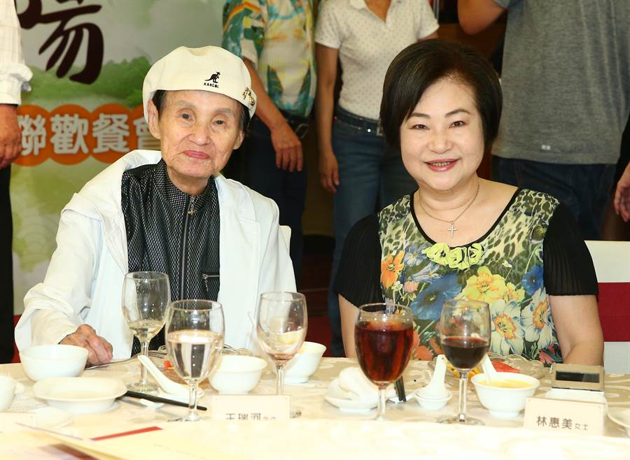睡夢中離開！文夏老師娶小25歲妻「結婚50年成佳話」　自爆養生秘訣「靠每天喝兩杯」健步如飛