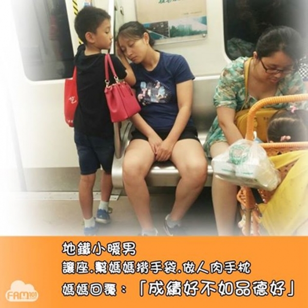 擔心媽媽不舒服!小男孩伸手「充當人肉軟墊」還幫揹包包 媽媽感動:好成績不如「好品德」!