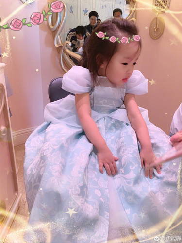 長大了！伊能靜曬「女兒3歲近照」公主氣質超迷人　穿上小洋裝「細長美腿飄仙氣」網：很像媽媽