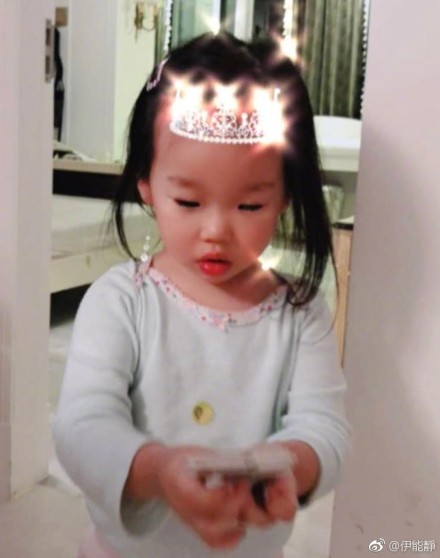 長大了！伊能靜曬「女兒3歲近照」公主氣質超迷人　穿上小洋裝「細長美腿飄仙氣」網：很像媽媽