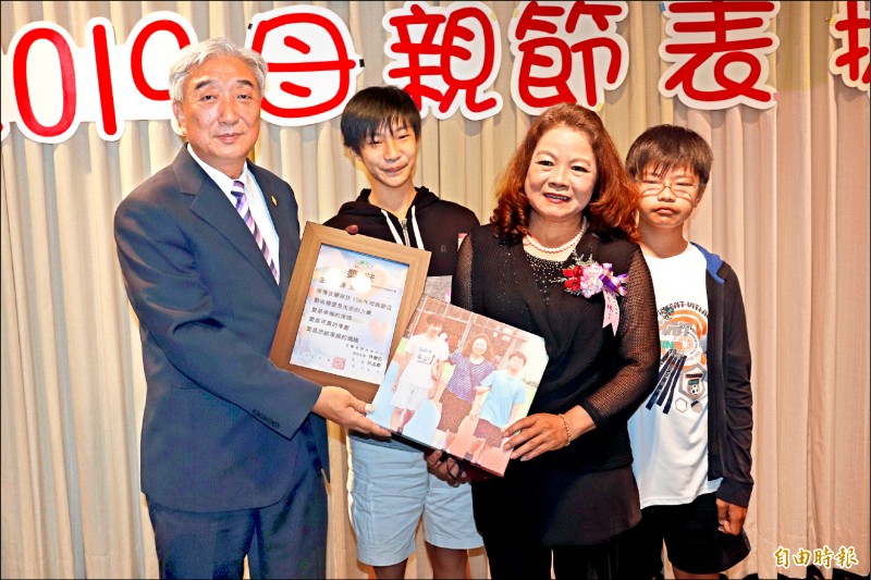 無血緣卻滿滿愛！60歲單親媽「無私養房客2兒」13年如一日 孫子真情告白惹淚崩