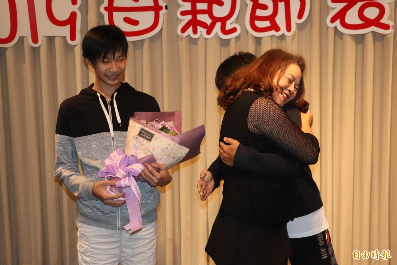無血緣卻滿滿愛！60歲單親媽「無私養房客2兒」13年如一日 孫子真情告白惹淚崩