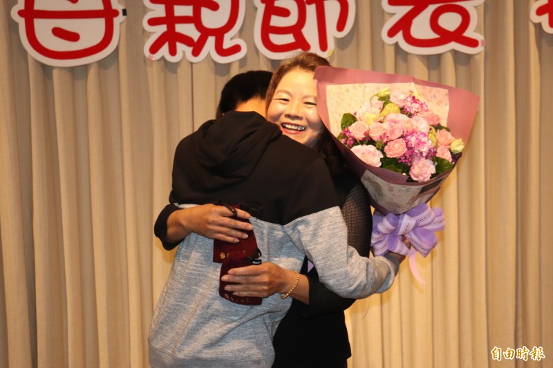 男房客離婚帶2子！60歲單親媽看不下去「霸氣照顧13年」　當無血緣阿嬤「母愛改變人生」
