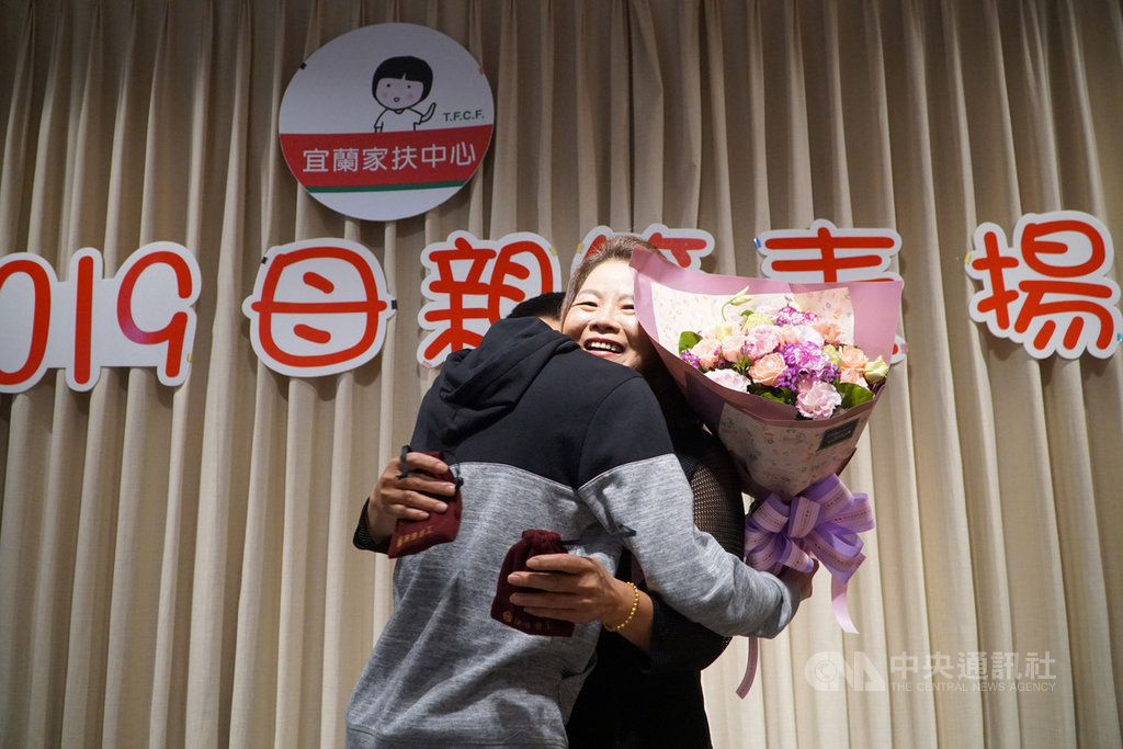 男房客離婚帶2子！60歲單親媽看不下去「霸氣照顧13年」　當無血緣阿嬤「母愛改變人生」