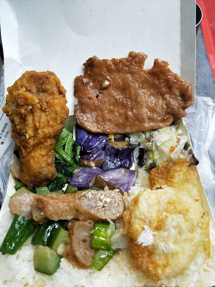 沒有錢吃飯！阿嬤帶孫買便當「共吃一個就好」　老闆發現「阿嬤表情不太對勁」暖哭網友：台灣最美風景