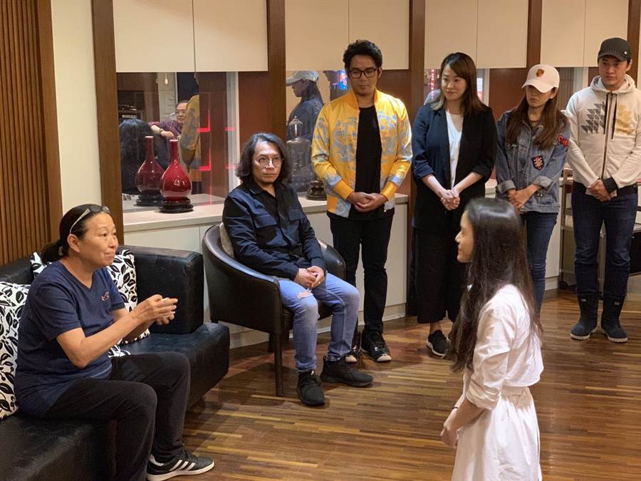 方芳65歲壽宴再收「漂亮女徒弟」！門規忠孝節義「演藝圈6大弟子全到齊」嘆：年紀大了需要接班人