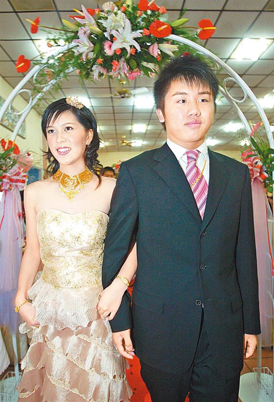 顏清標4兒媳都是女神級！長子妻被譽為「最強顏值」次子妻像明星 他曝「追婚關鍵」只有一顆真心