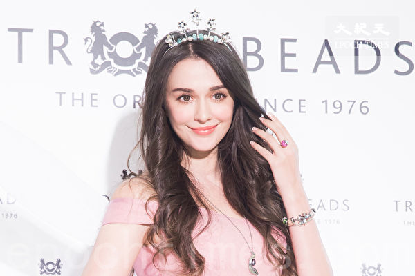 擔憂女兒母不詳！瑞莎含淚奔波50趟「終成台灣媽」　曬全家福「烏克蘭母親超辣」一家三代都美貌