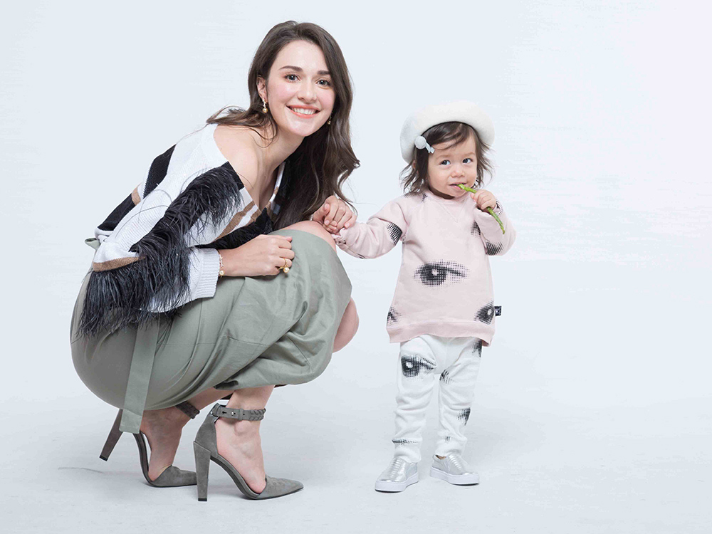 擔憂女兒母不詳！瑞莎含淚奔波50趟「終成台灣媽」　曬全家福「烏克蘭母親超辣」一家三代都美貌