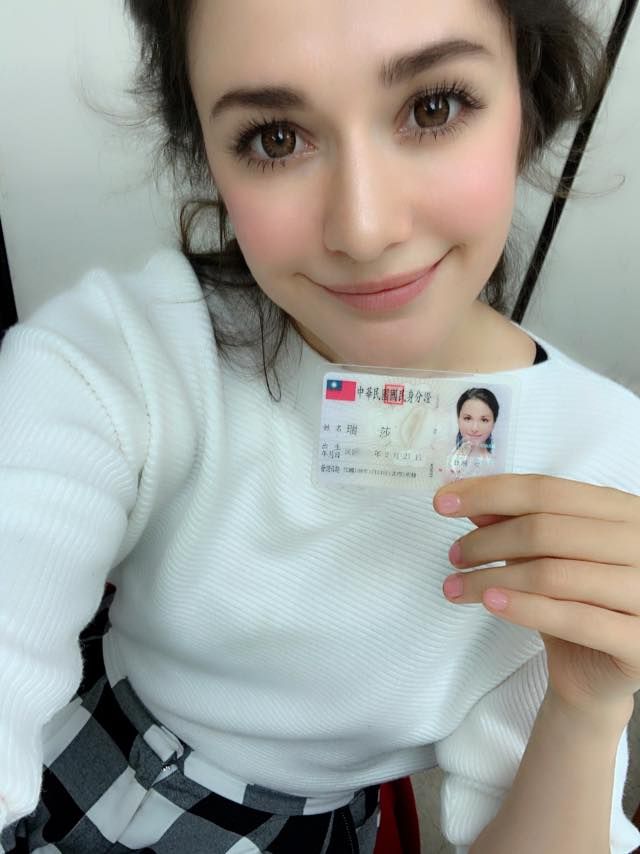 擔憂女兒母不詳！瑞莎含淚奔波50趟「終成台灣媽」　曬全家福「烏克蘭母親超辣」一家三代都美貌