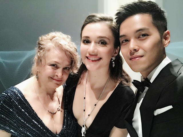 擔憂女兒母不詳！瑞莎含淚奔波50趟「終成台灣媽」　曬全家福「烏克蘭母親超辣」一家三代都美貌