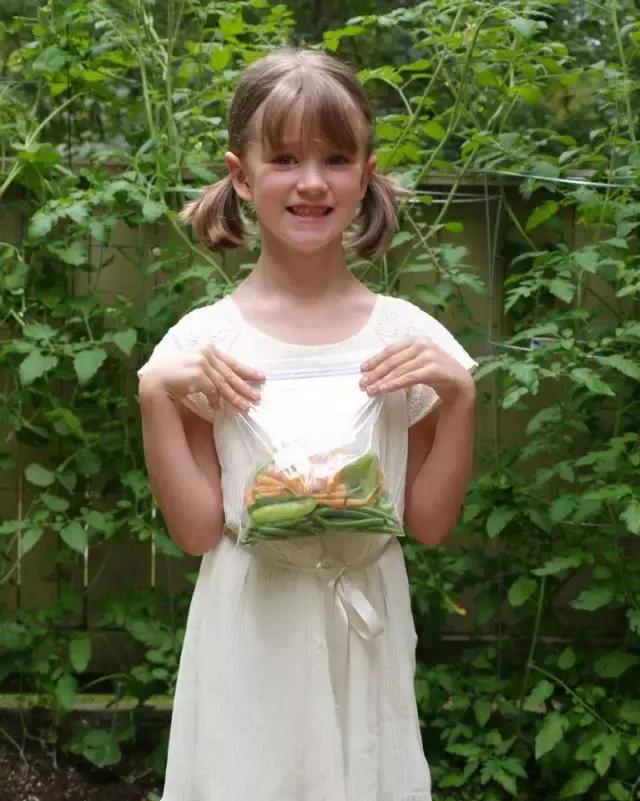 人間天使！「5歲為流浪者種菜、9歲建造11棟房子」讓無家可歸的人都有了歸宿