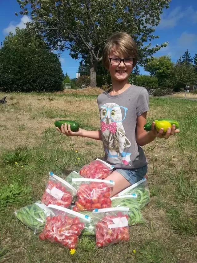 人間天使！「5歲為流浪者種菜、9歲建造11棟房子」讓無家可歸的人都有了歸宿