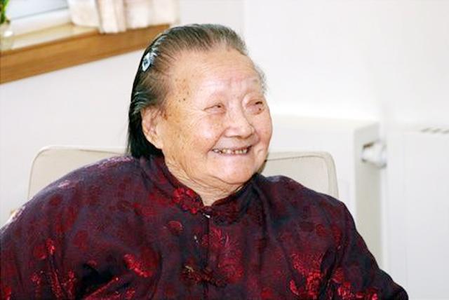一生傳奇!「30年代明星」黎莉莉婚後育有兒女丈夫卻離世 二婚幸福到90歲仍燦笑:美了一輩子