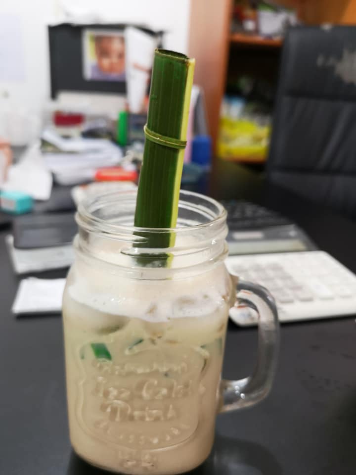 飲料店都該學！國外推出「純天然葉子吸管」　製作過程曝光「2分鐘大功告成」全球讚爆：台灣該跟進