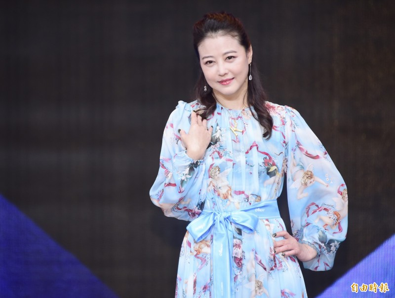 周海媚「超狂家世曝光」是滿清貴族後裔！52歲遭直擊「零修圖素顏」網驚：超美