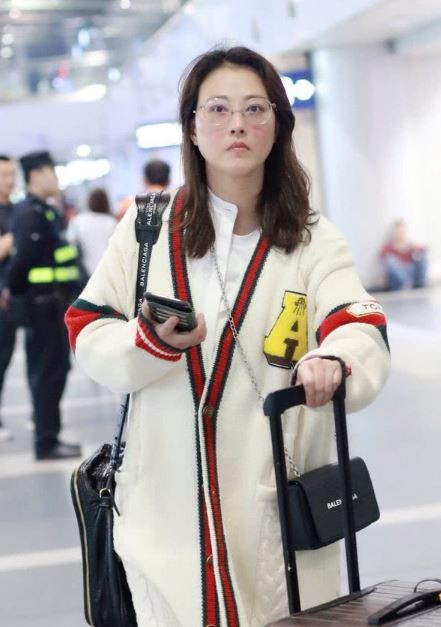 周海媚「超狂家世曝光」是滿清貴族後裔！52歲遭直擊「零修圖素顏」網驚：超美