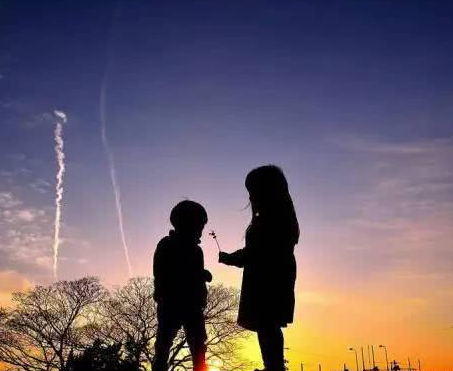 媽媽不過母親節！女孩天真笑「媽媽總是躲進房間」　某次好奇翻出「藏衣櫃弟弟照片」淚崩：長大才懂
