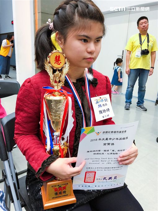 全盲自閉兒「考上6執照」賣場表演沒人理　單親媽忍淚狂拍手：「很多人在聽喔！」