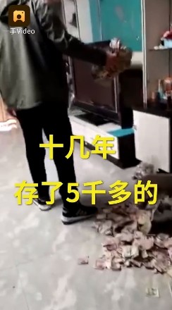 心跟著碎了！老公私房錢「藏花瓶13年」被女兒打破　鈔票灑一地「老婆數到手軟」樂歪：全部充公