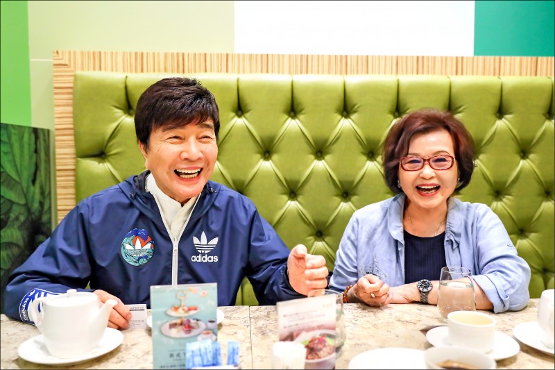 寶島歌王一生未婚「收迷路男童當乾兒子」父子情深34年　擁2億豪宅「客廳大到可打羽球」名下曾有10房