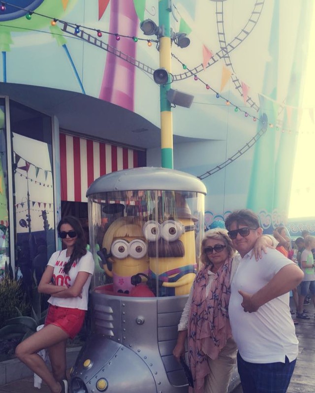 擔憂女兒母不詳！瑞莎含淚奔波50趟「終成台灣媽」　曬全家福「烏克蘭母親超辣」一家三代都美貌