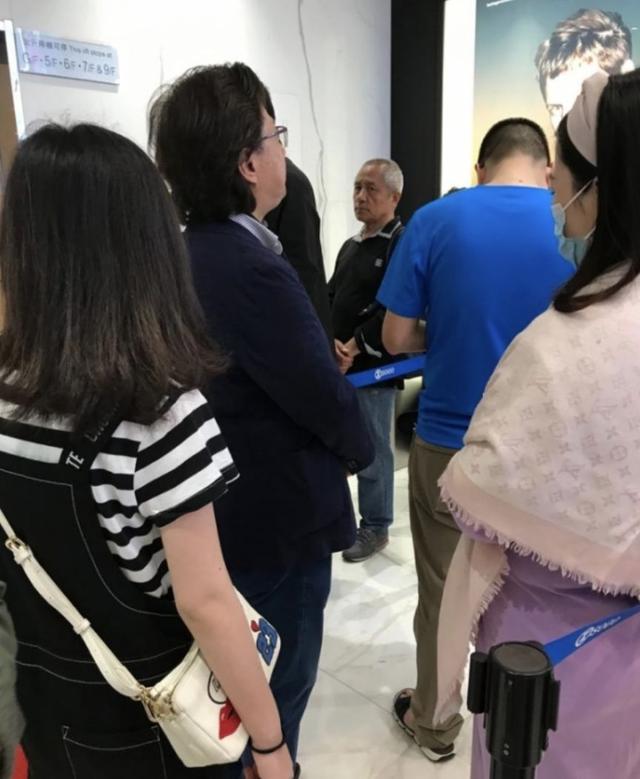 陳少霞懷孕8個月…62歲法拉利大王樂當準爸爸「超貼身護妻」網友卻狠酸：只是「各取所需」