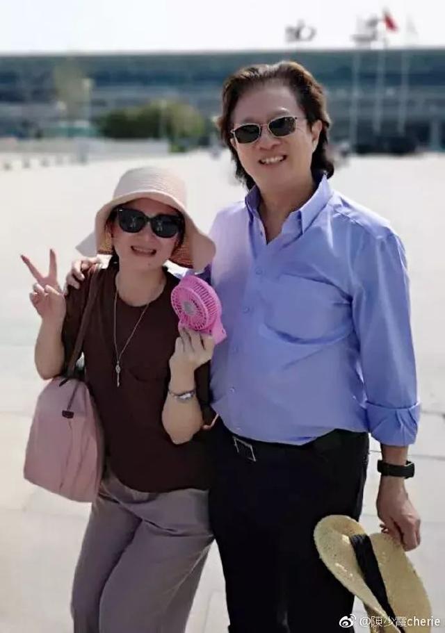 陳少霞懷孕8個月…62歲法拉利大王樂當準爸爸「超貼身護妻」網友卻狠酸：只是「各取所需」