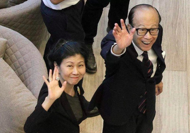李嘉誠沒給妹妹分一毛錢，卻給了她一樣東西，勝過李嘉誠所有財富！