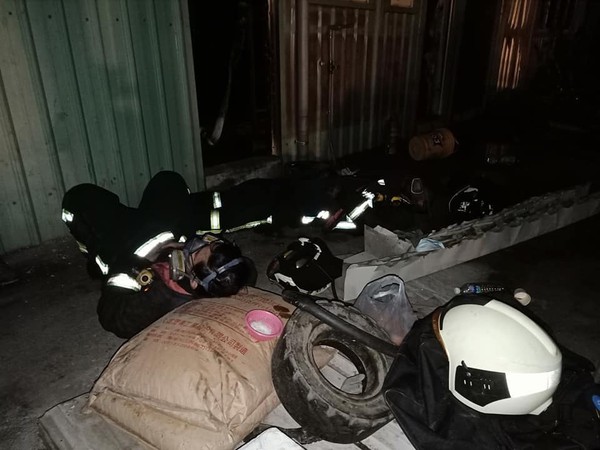隨時還要衝！「后里救火39小時」警義消全累癱  躺路中央補眠「裝備不敢脫」網友看了淚崩