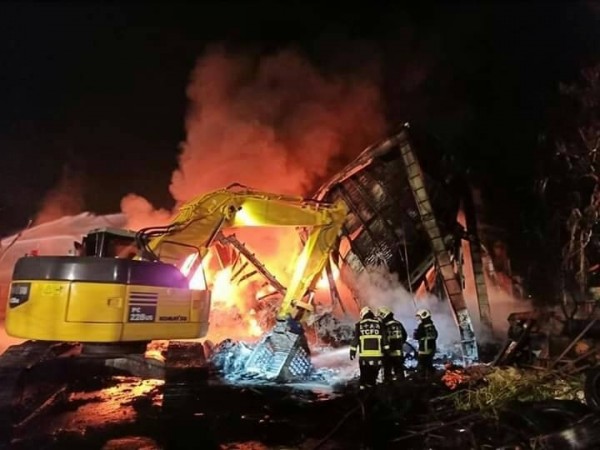 隨時還要衝！「后里救火39小時」警義消全累癱  躺路中央補眠「裝備不敢脫」網友看了淚崩