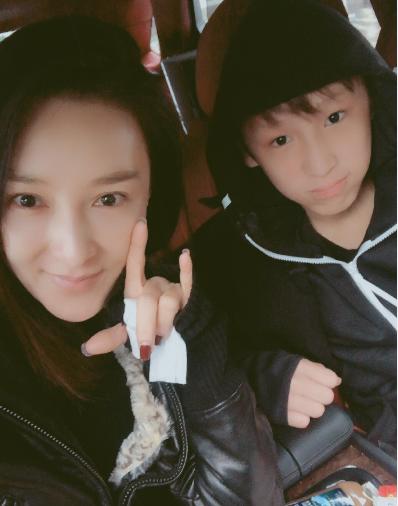 和趙薇以姊妹相稱「嫁百億老公」生2帥氣兒　爽過「15年少奶奶生活」今42歲被寵成像26歲