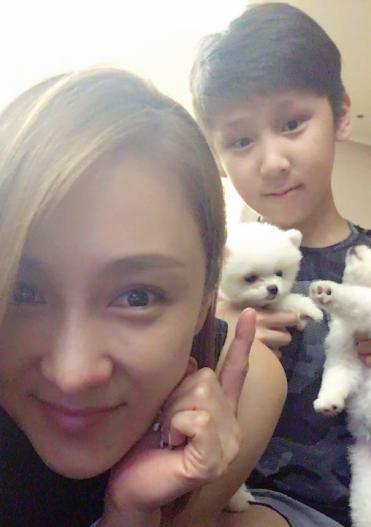 和趙薇以姊妹相稱「嫁百億老公」生2帥氣兒　爽過「15年少奶奶生活」今42歲被寵成像26歲