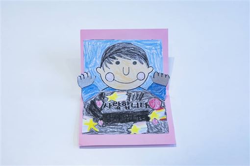 超萌三胞胎「大韓民國萬歲」變身暖男！宋一國大曬「父母節答謝信」感動甜回：謝謝你們健康成長