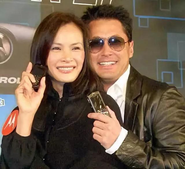 不被看好仍牽緊！54歲王敏德大曬「夫妻鴛鴦戲水照」  慶祝「結婚27週年」甜喊：太太我愛你