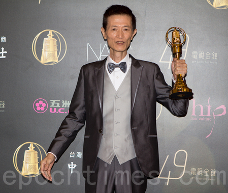 演戲全靠嘴形！阿西秘密「領殘障手冊43年」聽力剩下6成　哽咽回憶：「很後悔相信好友的話」