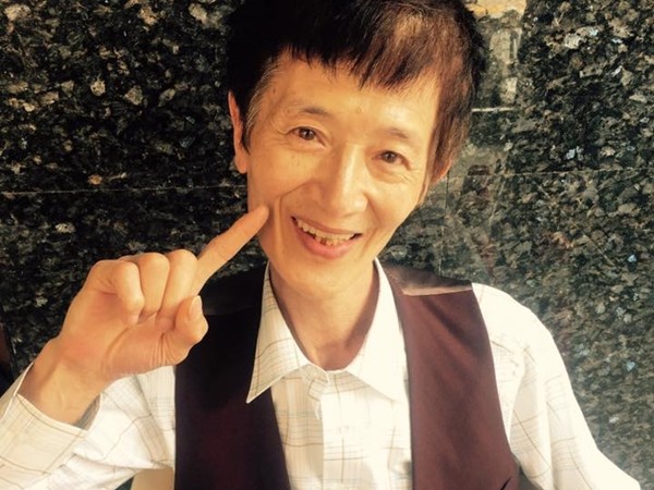 演戲全靠嘴形！阿西秘密「領殘障手冊43年」聽力剩下6成　哽咽回憶：「很後悔相信好友的話」