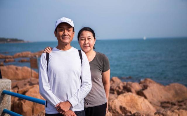 雙胞胎女兒超美！身價過億卻捨不得買「一支手機」　財產全給老婆管「家中3女子」被他寵上天
