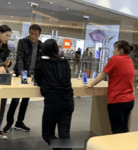 雙胞胎女兒超美！身價過億卻捨不得買「一支手機」　財產全給老婆管「家中3女子」被他寵上天