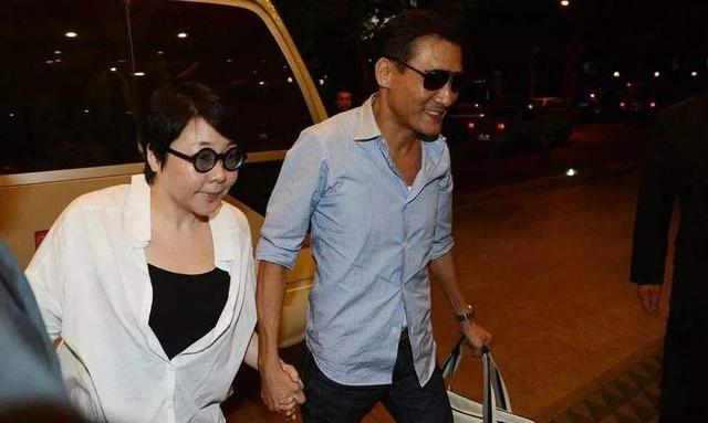 雙胞胎女兒超美！身價過億卻捨不得買「一支手機」　財產全給老婆管「家中3女子」被他寵上天