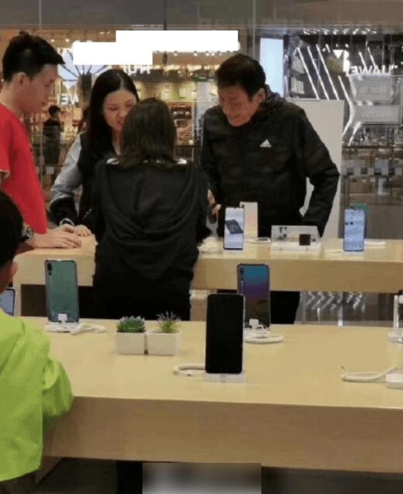 雙胞胎女兒超美！身價過億卻捨不得買「一支手機」　財產全給老婆管「家中3女子」被他寵上天