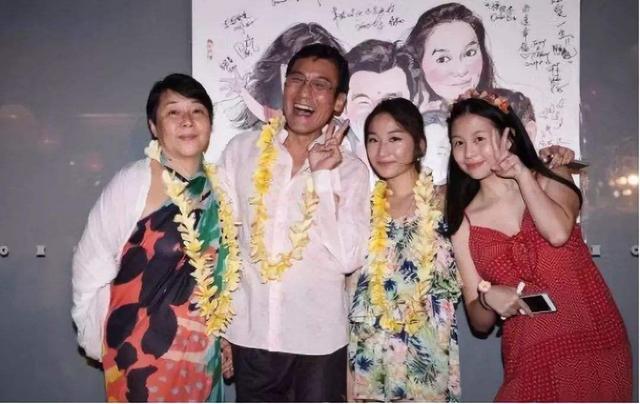 雙胞胎女兒超美！身價過億卻捨不得買「一支手機」　財產全給老婆管「家中3女子」被他寵上天