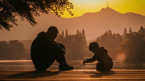 晚年得子是福嗎？70歲老父就醫多年「全靠9歲兒」   他忍不住淚吼「為什麼要生我」網嘆：再也沒有童年了