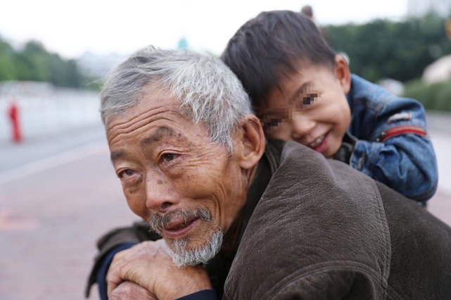 晚年得子是福嗎？70歲老父就醫多年「全靠9歲兒」   他忍不住淚吼「為什麼要生我」網嘆：再也沒有童年了