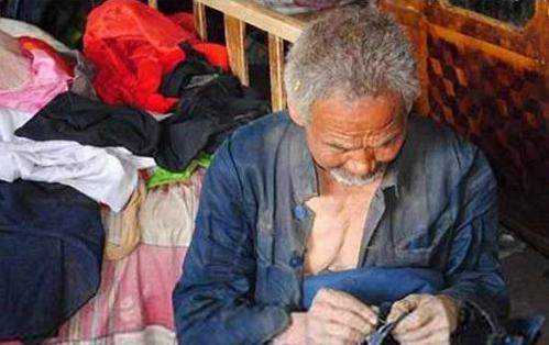 晚年得子是福嗎？70歲老父就醫多年「全靠9歲兒」   他忍不住淚吼「為什麼要生我」網嘆：再也沒有童年了