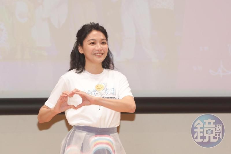 江祖平強勢回歸《大時代》！消失月餘「近況曝光」　頂爆炸頭「靈魂上錯身」變大媽